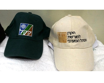 דוגמא של כובעים רקומים