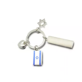 מחזיק מפתחות עשוי מתכת עם שלושה תליונים ולוחית מתכת לחריטה במארז מתנה