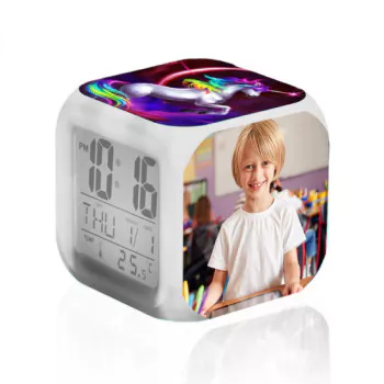 שעון מעורר שולחני בעיצוב קוביה