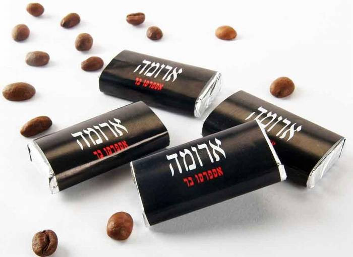 חטיפי שוקלדים "נפוליטנים" ממותגים עם הדפס צבעוני על העטיפה