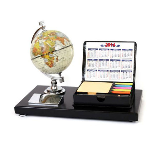 מעמד משרדי מפואר עם פתקיות ודבקיות וגלובוס