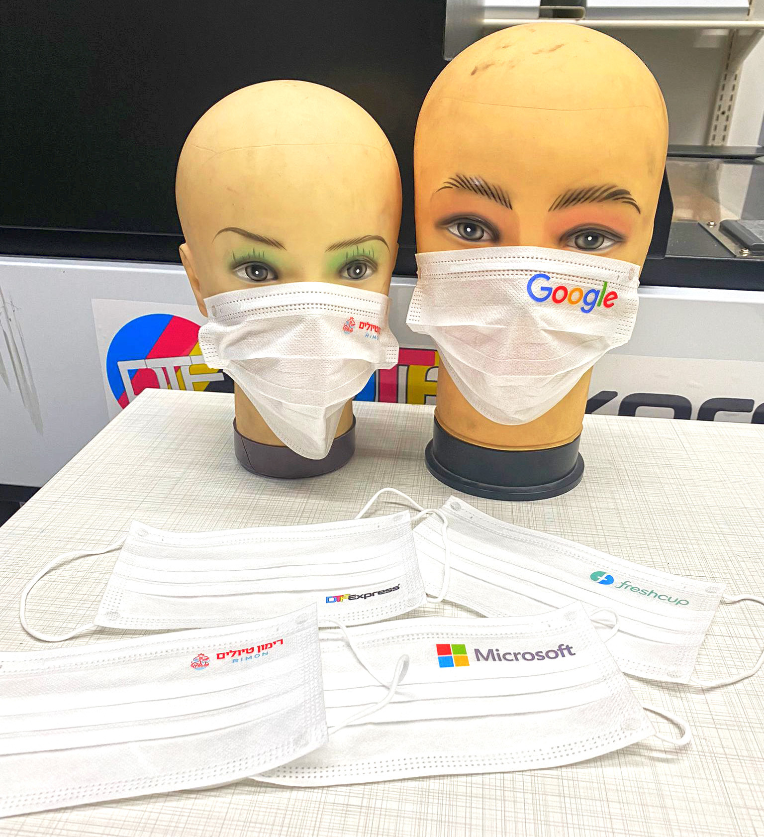 מסיכה קורונה ממותגת לתערוכות