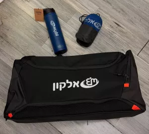 סט ספורט ממותג לאלקון — תיק צ'ימידאן, מגבת רקומה ובקבוק שתייה