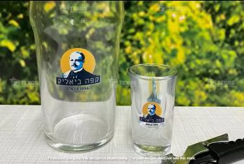 כוס וצייסר עם הדפס