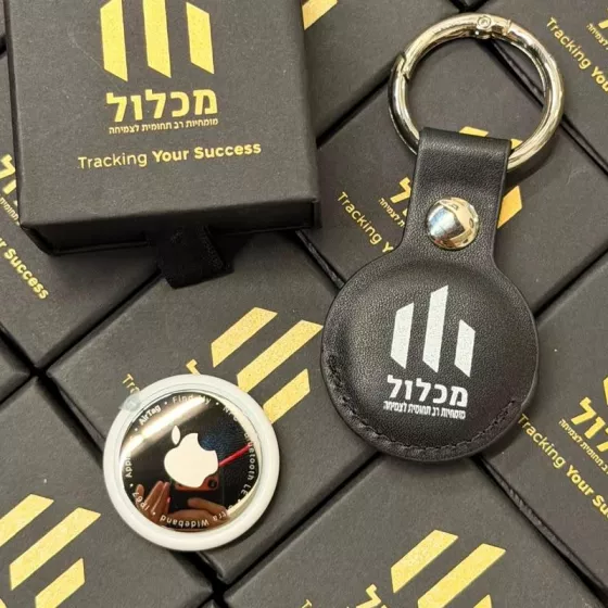 מחזיק AirTag מעור עם לוגו מכלול ומארזי מתנה שחורים ממותגים